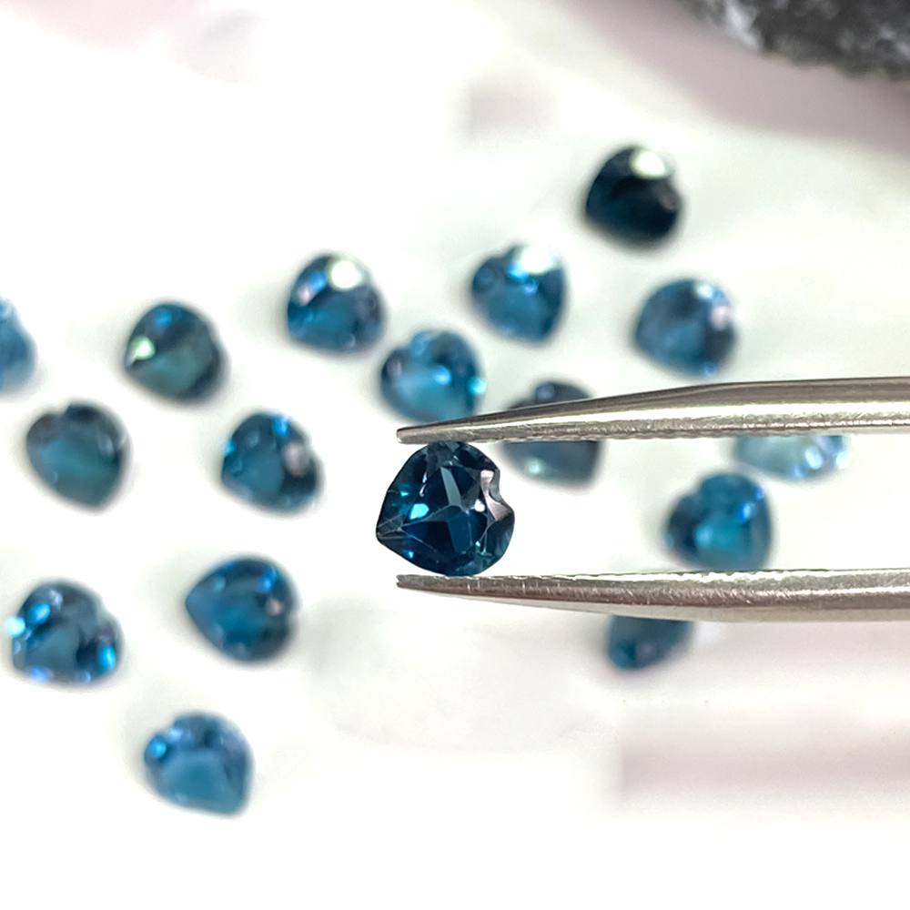 Jewelry Making London - 本物の天然石 20個入り セミプレシャス ロンドンブルートパーズ ハートシェイプ 4-5mm